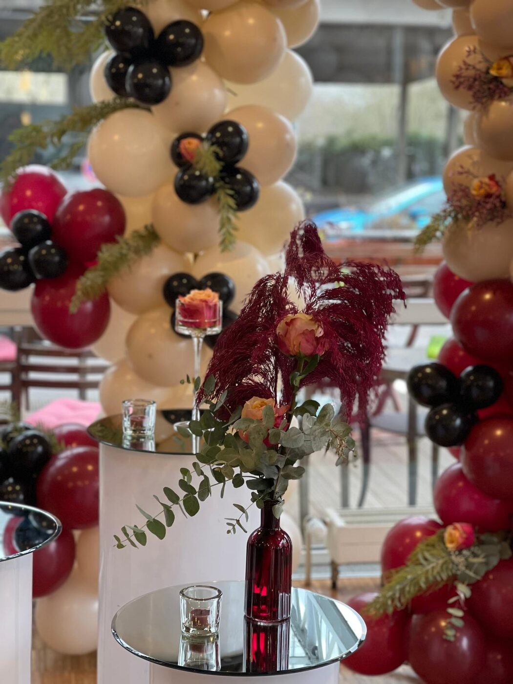 Festlich mit Ballons dekorierter Raum