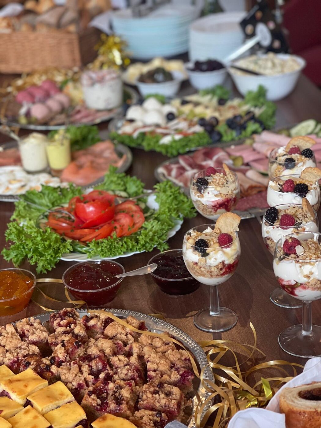 Festliches Buffet mit Dessert-Gläsern und Aufschnitt