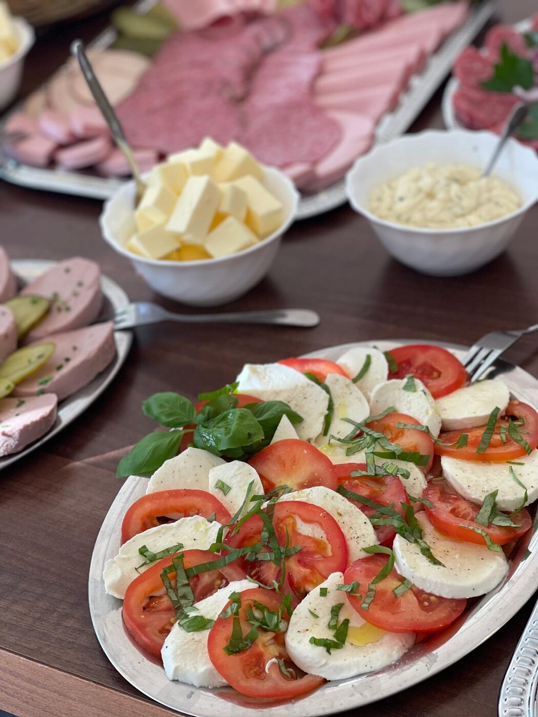 Frische Caprese mit Tomaten, Mozzarella und Basilikum