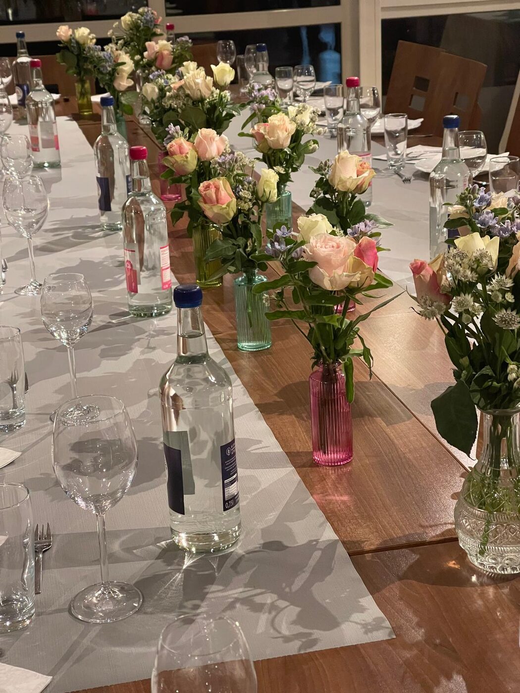 Festlich eingedeckte Tafel mit Rosen für eine private Feier