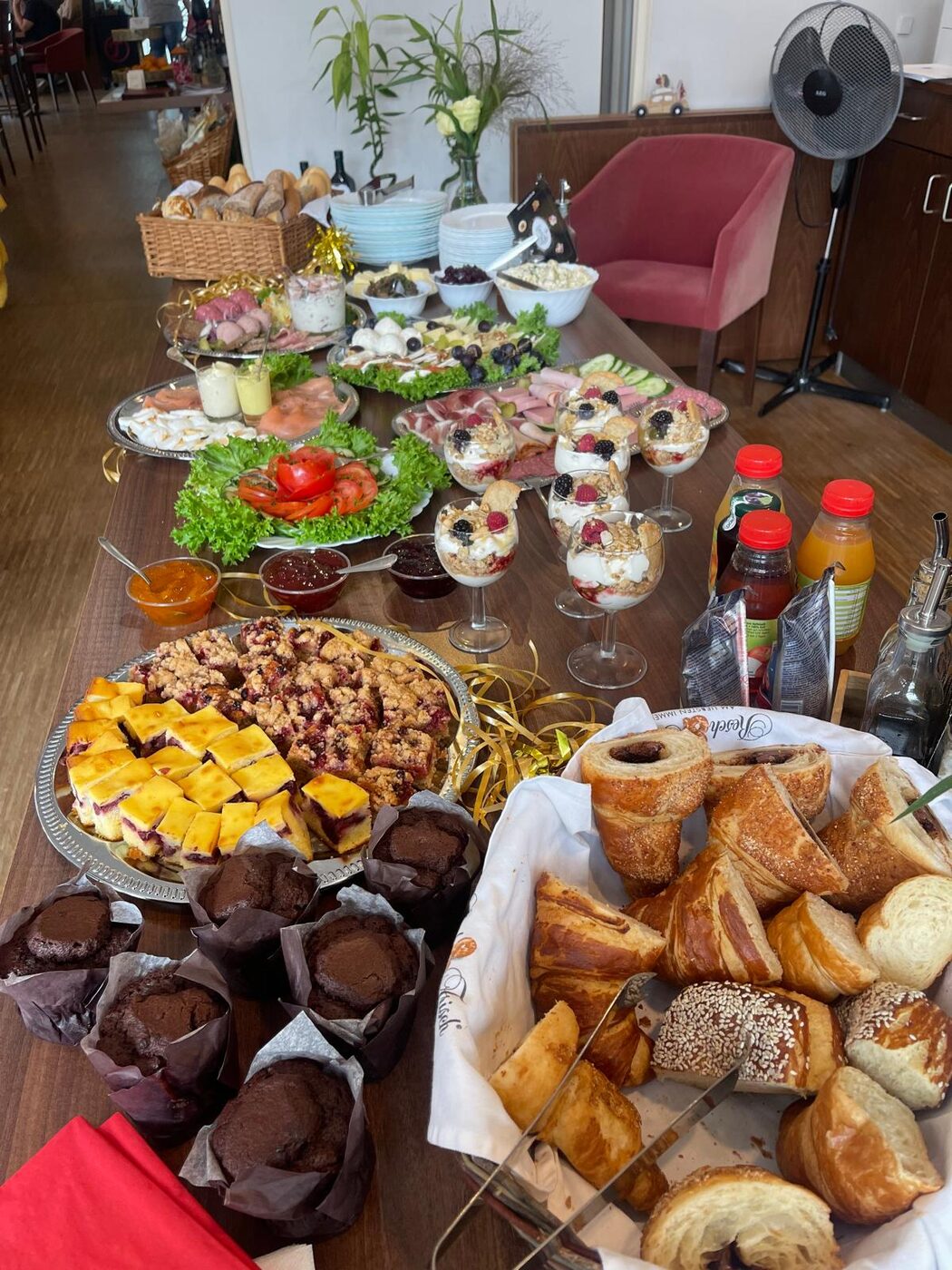 Frühstücksbuffet mit Gebäck, Muffins und frischen Früchten