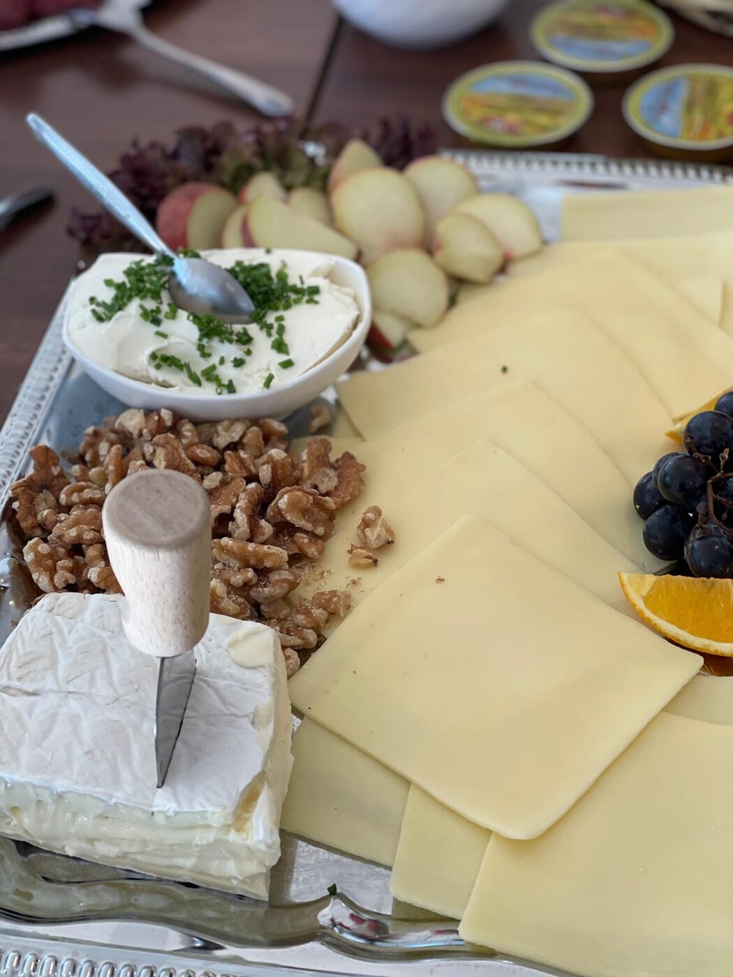 Käseplatte mit Walnüssen, Brie und Weintrauben