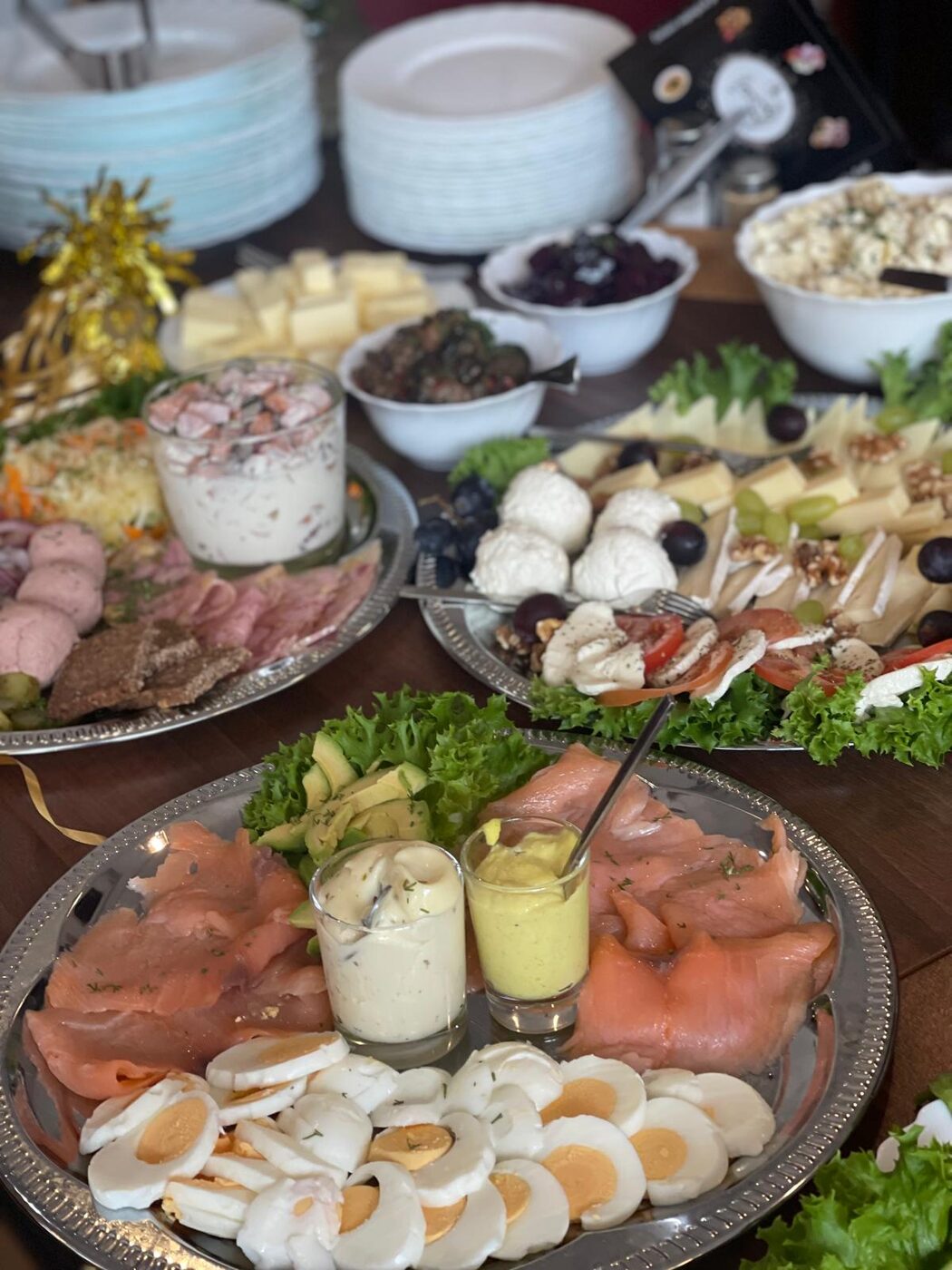 Platte mit Räucherlachs, Eiern und Käse