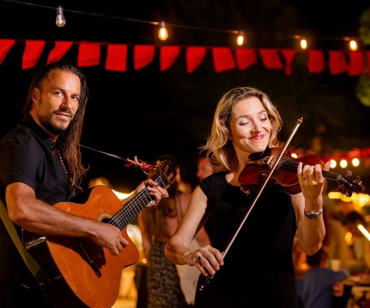 Live-Musik-Duo mit Gitarre und Geige bei einem Abend im Bistro